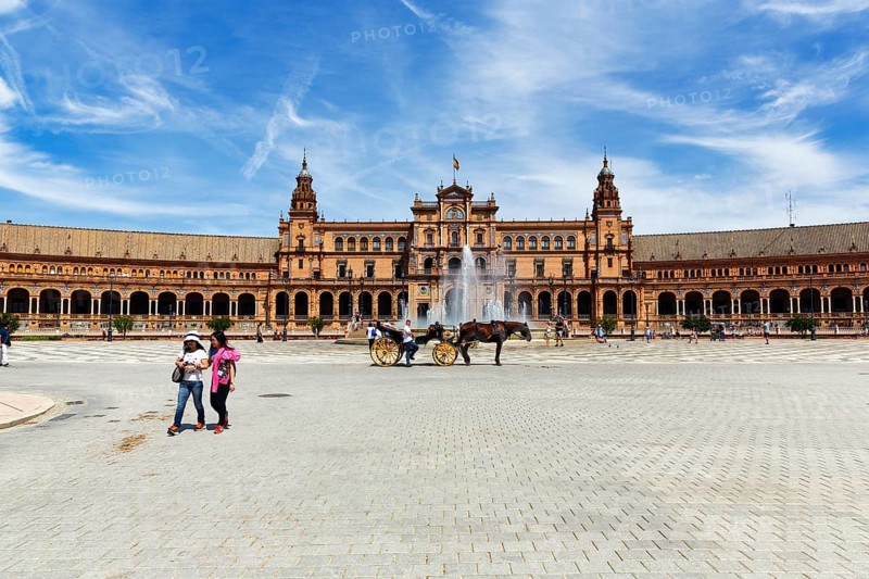 Horse-drawn carriage and pedestrians, tourists on Plaza de Espana, Plaza de España, Seville, Spain, Europe