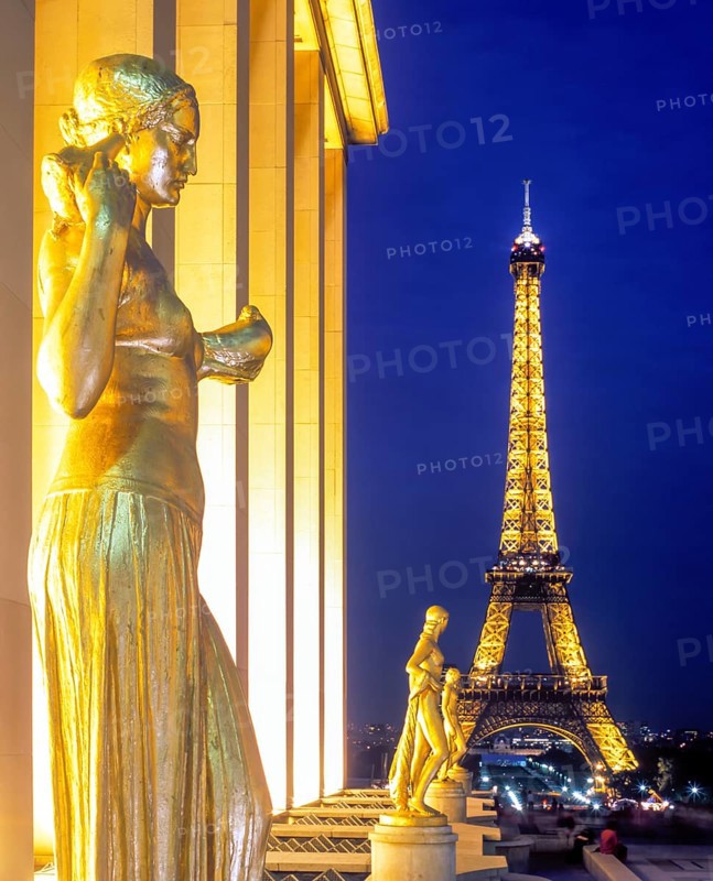Die vergoldeten Statuen vom Trocadéro, hinten der 330m hohe Eifflturm, gebaut zum 100. Jahrestag der Französischen Revolution, Paris, Frankreich