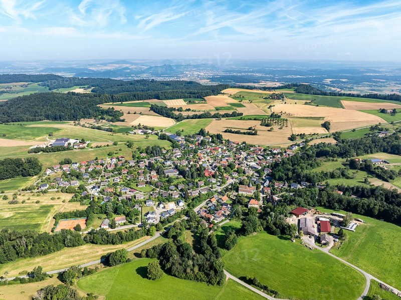 Aerial view of the municipality of Schienen on the Schienerberg mountain range, the Hegauberge mountains on the horizon, Höri peninsula, Lake Constance, Constance district, Baden-Württemberg, Germany, Europe