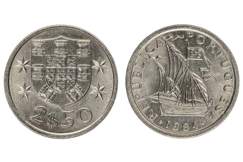 Portuguese coin from 1984 worth 2.5 escudos with sailing ship and national coat of arms, obverse and reverse