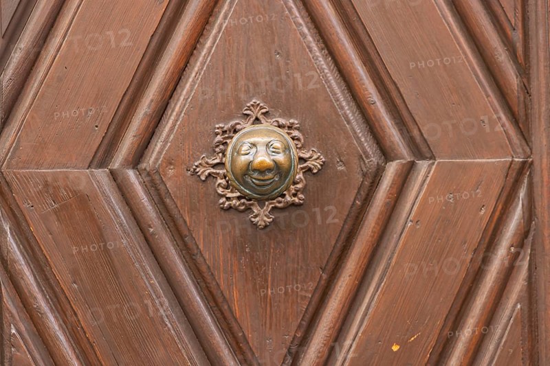Stahlesches Schwesternhaus in the street Eisgrube in Bamberg. Doorknob with a cheerful face, known as the apple woman in the fairy tale The Golden Button by E. T. A. Hoffmann, Bamberg, Upper Franconia, Bavaria, Germany, Europe