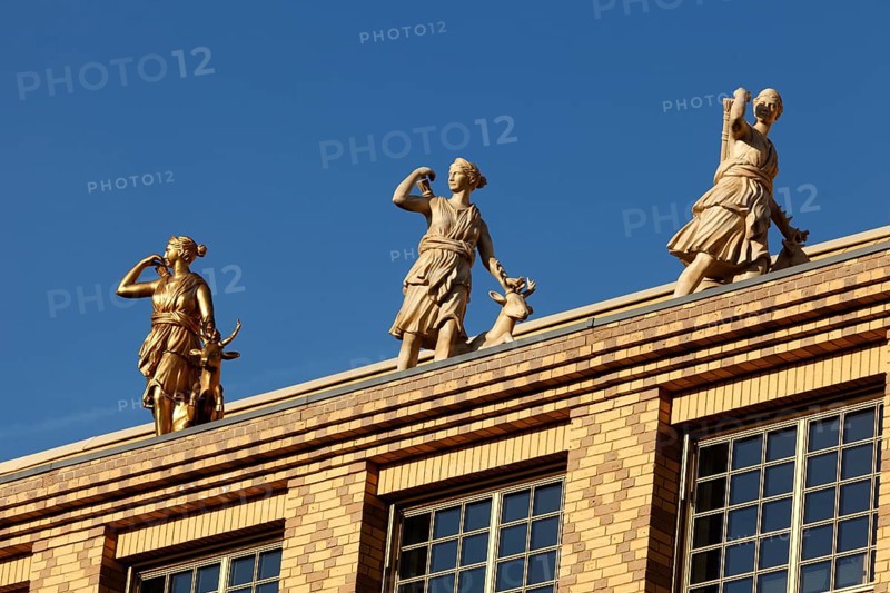 Gelbes Haus, mit einer Fassade aus Wasserstrichklinker und geschmückt mit 52 Elchschaufeln und Jagdszenen auf dem Dachsims, nach Plänen von Prof. Petzinka 2008 erbaut, Düsseldorf, Nordrhein-Westfalen, Deutschland