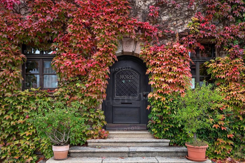 Entrance to the former Roter Ochse inn, mentioned in 1498, converted into a residential building in 1982, Laufamholz Str. 11, Mögeldorf, Middle Franconia, Bavaria, Germany, Europe