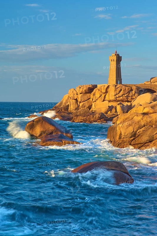 Lighthouse, Phare de Mean Ruz or Phare de Ploumanach, in the foreground rocky coastal landscape, Ploumanach, Cote De Granit Rose, Departement Cotes-d Armor, Bretange, France, Europe