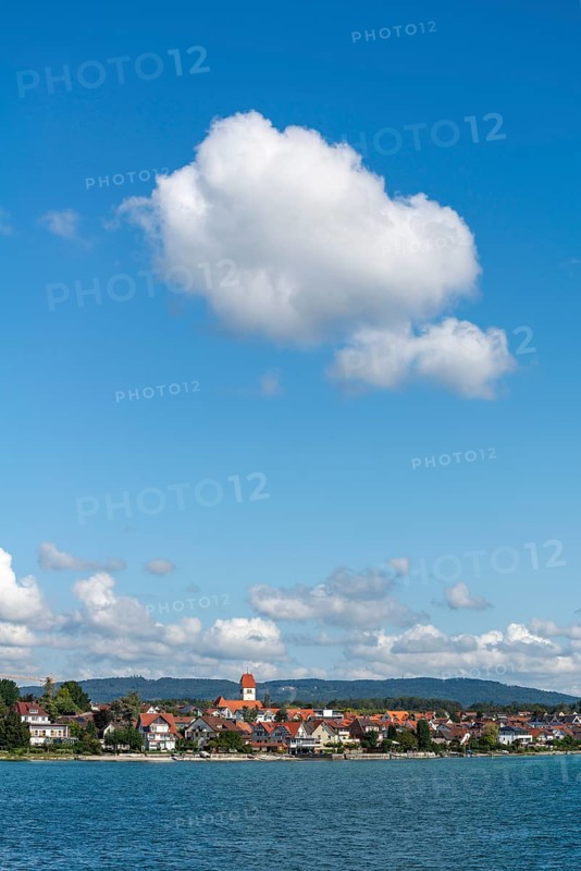 Immenstaad am Bodensee, townscape, catholic church St. Jodokus, blue sky, Baden-Württemberg, Germany, Europe