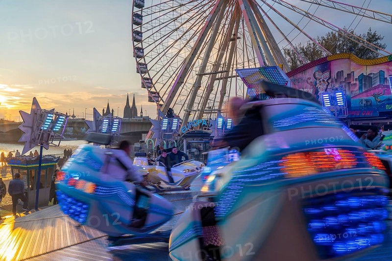 Deutz funfair on the Rhine, at Easter, funfair, break-dancer ride, Ferris wheel, Cologne Cathedral, Cologne, North Rhine-Westphalia, Germany, Europe
