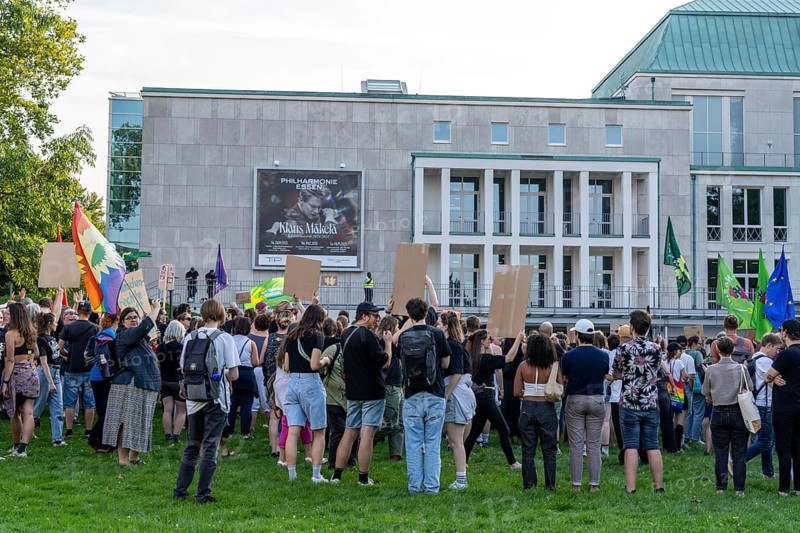 Protests against a so-called citizens' dialogue of the AfD in the Philharmonie in Essen, the employees of the Essen Theatre and Philharmonie have called for it, about 3000 people demonstrated in the municipal park, between Aalto Theatre and Philharmonie against the event, the police sealed off the venue, Essen North Rhine-Westphalia, Germany, Europe