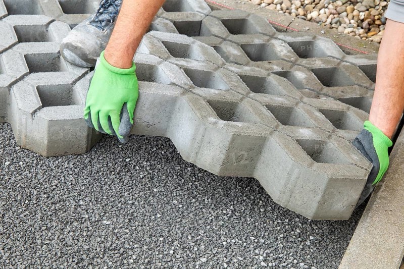 Paving work: Laying of grass pavers