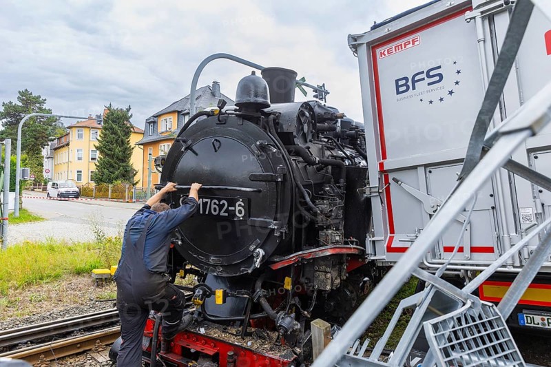 There was a serious accident between a train on the Weißeritz Valley Railway and a lorry from the district of Central Saxony at the level crossing just in front of the Dippoldiswalde stop. The steam locomotive, built in 1933, was forced off the tracks, causing millions of euros worth of damage. Local residents reported an explosive bang., Engine accident on Weißeritztalbahn, Dippoldiswalde, Saxony, Germany, Europe