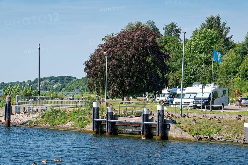 Viewing platform and caravan site on the Kiel Canal at the Sehestedt ferry terminal. Sehestedt, Schleswig-Holstein, Germany, Europe