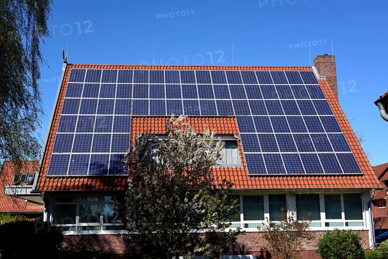 Europe, Germany, Lower Saxony, Stade district, Altes Land near Hamburg, photovoltaic system, on half-timbered house (Volksbank), Europe