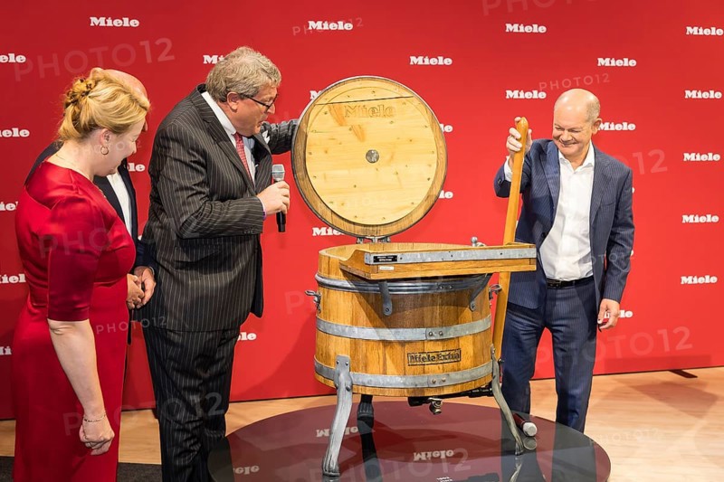 Olaf Scholz (Chancellor of the Federal Republic of Germany, SPD) operates the first Miele washing machine during a press tour of the IFA (Internationale Funkausstellung) exhibition at the trade fair grounds, Berlin, 06/09/2024