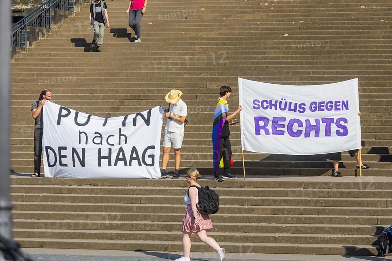 Election campaign event of the Sahra Wagenknecht BSW alliance on Dresden's Schlossplatz. Counter-demonstrators at Brühl's Terrace, State election campaign in Saxony, Dresden, Saxony, Germany, Europe