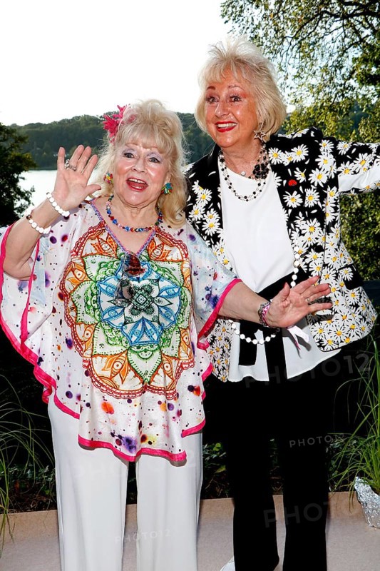 Eva Jacob and Stefanie Simon at the event Landpartie with Julian F.M. Stöckel at the Strandhotel Vier Jahreszeiten in Buckow, Brandenburg, on 23/08/2024