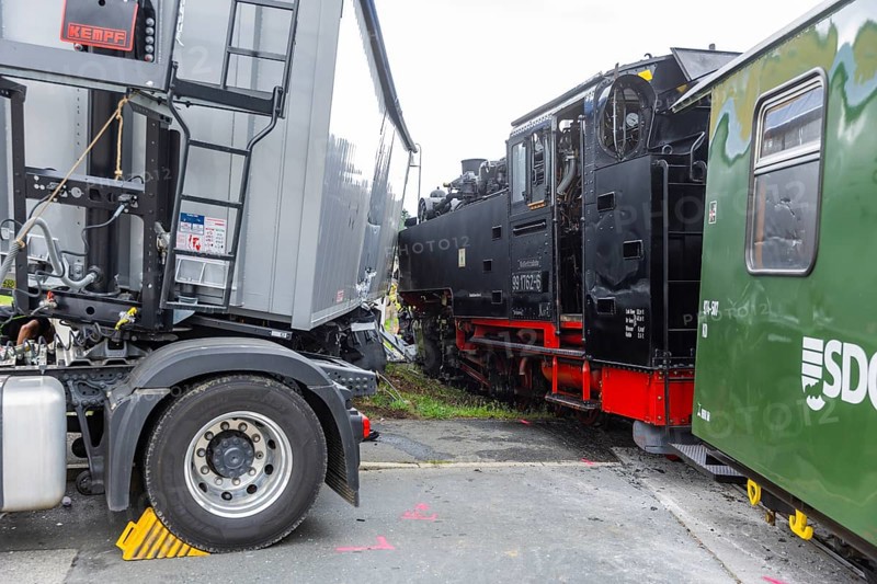 There was a serious accident between a train on the Weißeritz Valley Railway and a lorry from the district of Central Saxony at the level crossing just in front of the Dippoldiswalde stop. The steam locomotive, built in 1933, was forced off the tracks, causing millions of euros worth of damage. Local residents reported an explosive bang., Engine accident on Weißeritztalbahn, Dippoldiswalde, Saxony, Germany, Europe