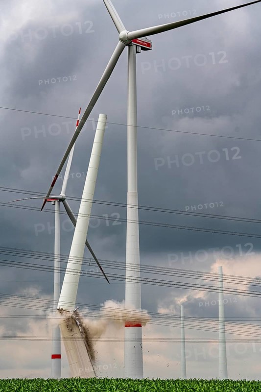 Demolition of the tower of a 20 year old wind turbine, in the Werl wind farm, 5 old Enercon E-66 turbines are demolished, 2 new Siemens SG6.6-170 wind turbines replace them, the 2 new wind turbines produce twice as much energy, 12 MW power, as the 5 old wind turbines, called repowering, Werl, North Rhine-Westphalia, Germany, Europe