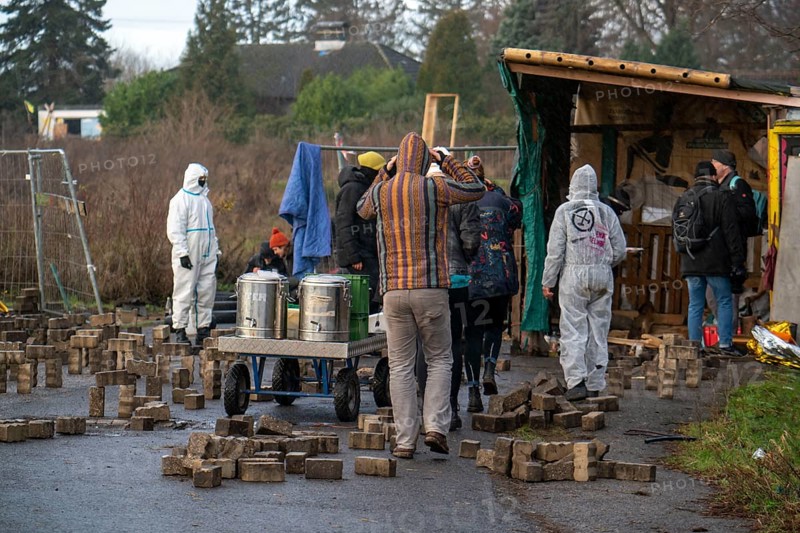 Food is brought into the camp, start of the evacuation of the hamlet of Lützerath at the Garzweiler 2 opencast lignite mine, preparation for the upcoming evacuation of the site occupied by climate protection activists, the energy company RWE prepares the construction of work roads, protected by the police, North Rhine-Westphalia, Germany, Europe