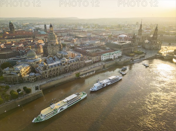 A weather-determining low-pressure system is moving from northern Italy on a so-called Vb track via Austria and the Czech Republic to Poland, bringing very humid air with it. This will also lead to flooding in the Elbe in Saxony. On 18.9.24, the level of the Elbe in Dresden is 6.06 metres. The Augustus Bridge in the historic city centre, Elbe floods in Dresden, Dresden, Saxony, Germany, Europe