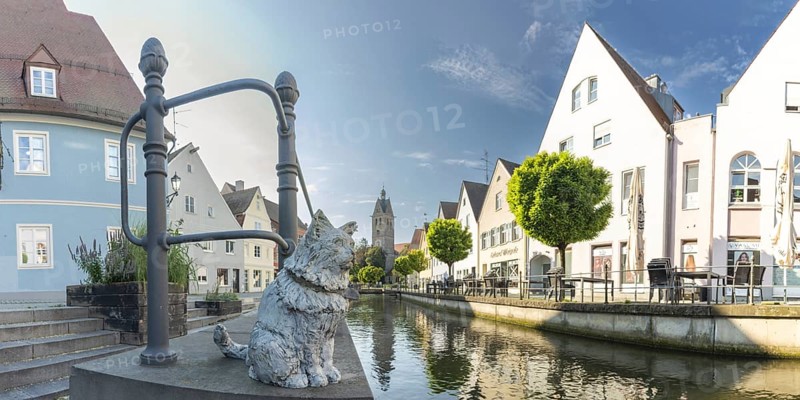 Bronze sculpture by Cornelia Brader: City tomcat Chicco at the city stream, behind it Our Lady's Church, Memmingen, Allgäu, Bavaria, Germany, Europe