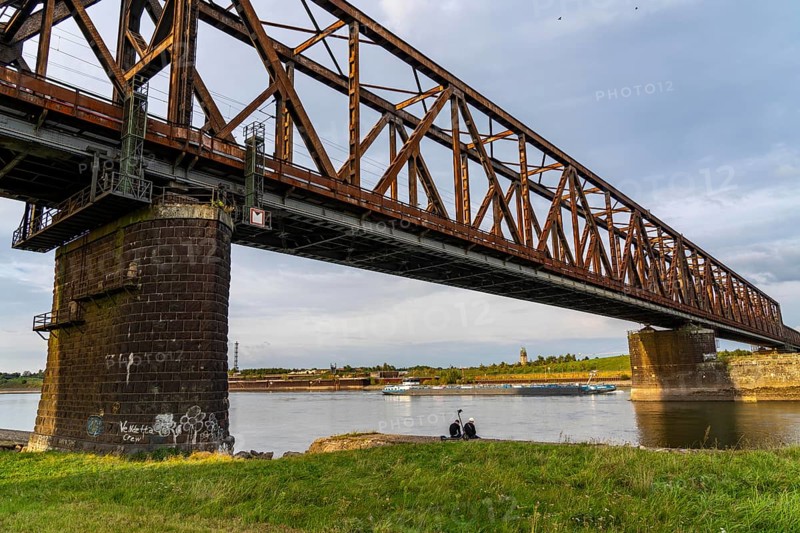 The railway bridge Duisburg-Hochfeld-Rheinhausen, over the Rhine, regional trains and many goods trains cross the Rhine here, from 1950, steel truss bridge, Duisburg, North Rhine-Westphalia, Germany, Europe