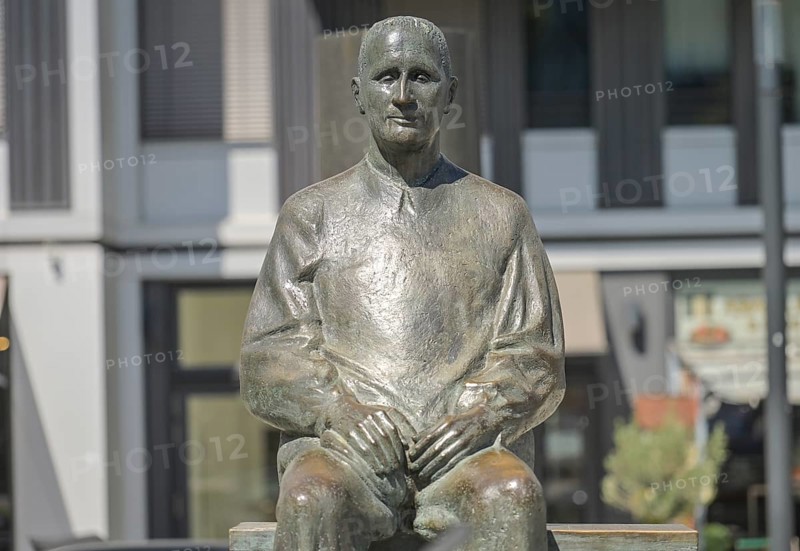 Bertolt Brecht, statue in front of the Berliner Ensemble, Schiffbauerdamm, Bertolt-Brecht-Platz, Mitte, Berlin, Germany, Europe