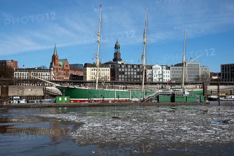 Europe, Germany, Hanseatic City of Hamburg, St. Pauli Landungsbrücken, harbour, view over the Elbe to the Rickmer Rickmers and the Michel, winter, Elbe, ice floes, Federal Republic of Germany, Europe
