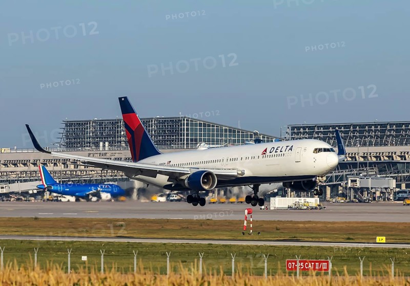 Stuttgart Airport with terminal, Delta Air Lines aircraft landing. Boeing 767-300. Stuttgart Airport's only direct international connection will be discontinued with the winter flight schedule. Stuttgart, Baden-Württemberg, Germany, Europe