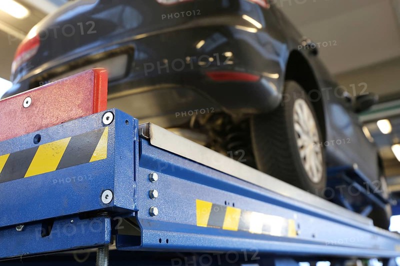 Repair workshop: Car on the lift