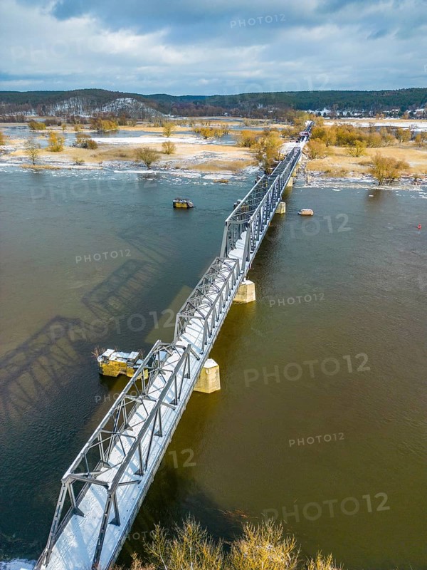 Aerial view, drone photo: Europabrücke Bienenwerder, also Europabrücke Neurüdnitz-Siekierki with snow in winter, former railway bridge over the river Oder between Bienenwerder (Oderaue) and Siekierki (Zäckerick) in the town of Cedynia (Zehden) in Poland, Oderbruch, Brandenburg, Germany, Europe