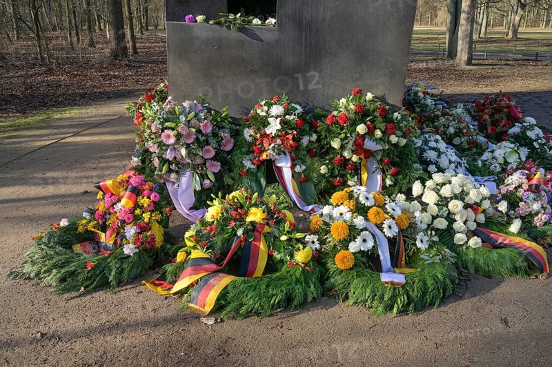 Floral wreaths, Memorial to the homosexuals persecuted under National Socialism, Großer Tiergarten, Tiergarten, Mitte, Berlin, Germany, Europe