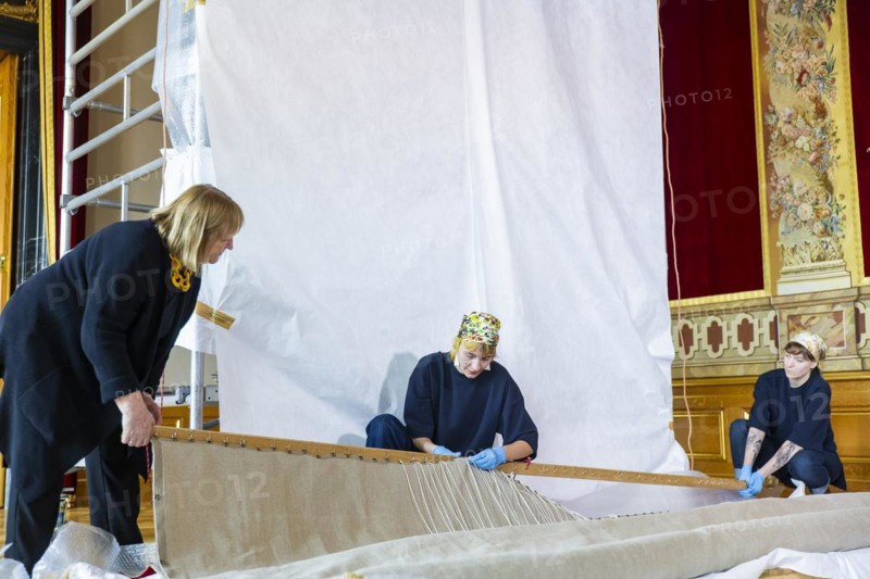Hanging of the last tapestries in the Royal Parade Rooms in the Dresden Residenzschloss, Dresden, Saxony, Germany, Europe