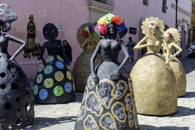 Oaxaca, Mexico, Sculptures of women on pedestrian street, Central America
