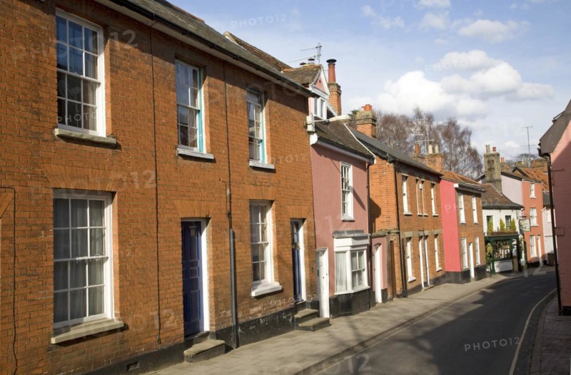 Attractive eighteenth and nineteenth century terraced houses and the Mariners pub, New Street, Woodbridge, Suffolk, England, UK