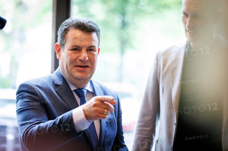 Hubertus Heil (SPD), Federal Minister of Labour and Social Affairs, visits the hairdressing salon Coiffeur Civan in Berlin, 22.04.2024