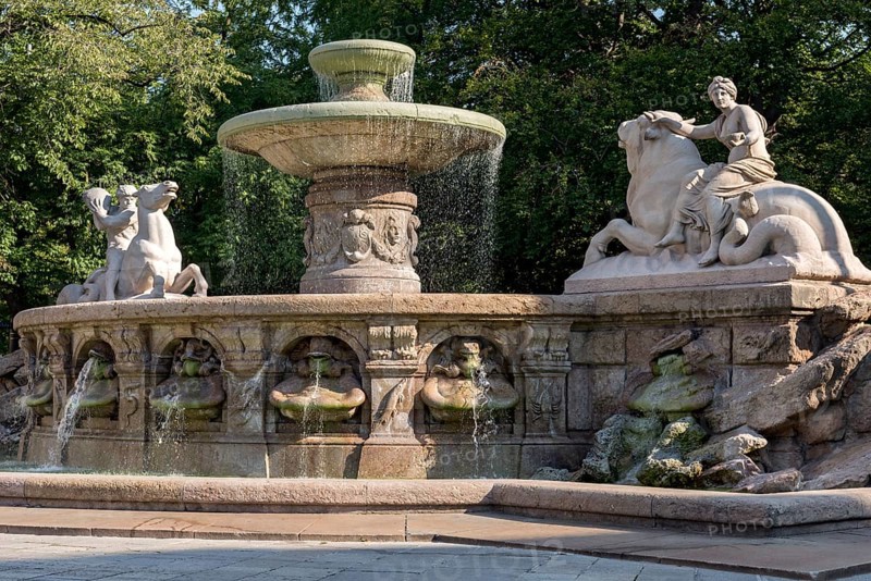 Wittelsbach Fountain, monumental Wittelsbach Fountain by Adolf von Hildebrand, allegory of the destructive power and creative power of water, sculptures, neoclassicism, Lenbachplatz, Munich, Upper Bavaria, Bavaria, Germany, Europe