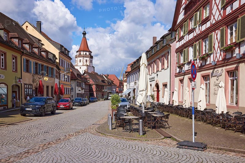 Main street with outdoor area of a restaurant and the Niggelturm in Gengenbach, Black Forest, Ortenaukreis, Baden-Württemberg, Germany, Europe