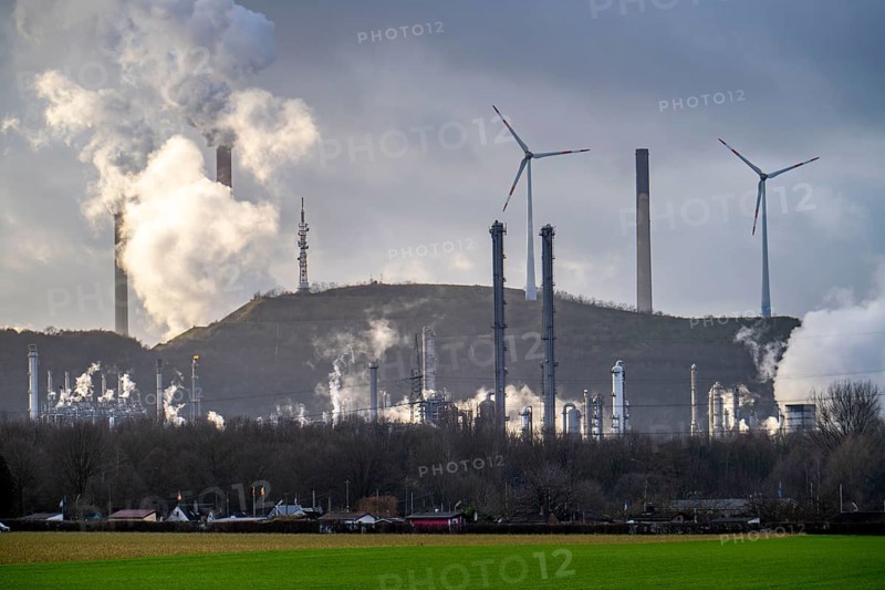 Ruhr Öl-Erdölraffinerien, wind farm Halde Oberscholven, smoke clouds from the cooling tower and chimney of the Uniper coal-fired power plant Scholven, Gelsenkrichen, North Rhine-Westphalia, Germany, Europe