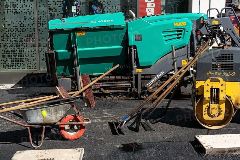 Road construction, tools and machines for asphalting a road, Düsseldorf, North Rhine-Westphalia, Germany, Europe