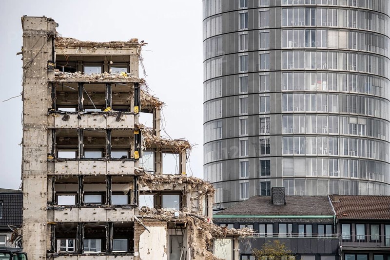 Demolition of the former RWE building complex, in the city centre, on the A40 motorway in Essen, with the RWE Tower in the background, North Rhine-Westphalia, Germany, Europe