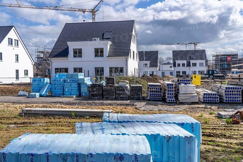 New development district, around 140 detached and semi-detached villas being built in the south of Duisburg, various property developers, still undeveloped land, shells, construction work, North Rhine-Westphalia, Germany, Europe