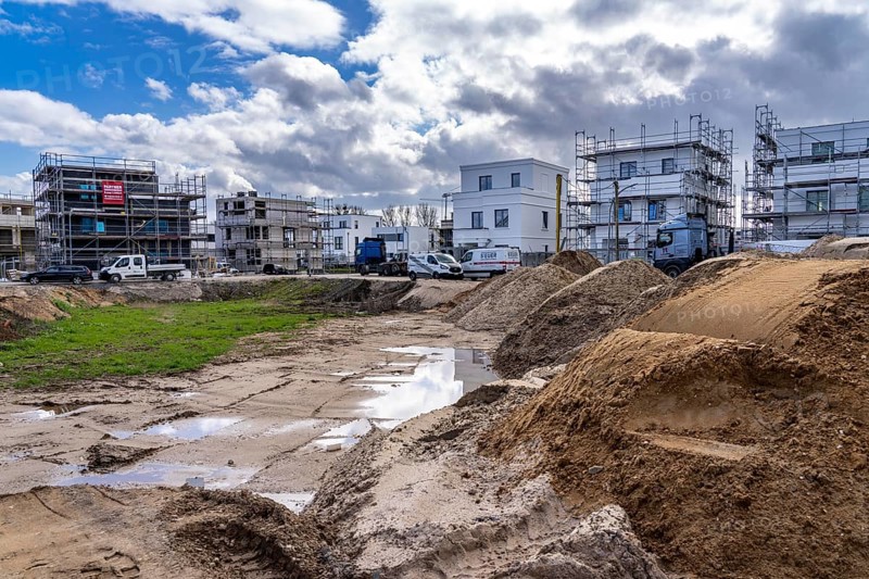 New development district, around 140 detached and semi-detached villas being built in the south of Duisburg, various property developers, still undeveloped land, shells, construction work, North Rhine-Westphalia, Germany, Europe