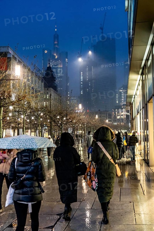 Rainy weather, freezing rain, pedestrian zone Zeil, shopping street, high-rise skyline in clouds, passers-by hurrying through the damp, icy weather, Frankfurt am Main, Hesse, Germany, Europe
