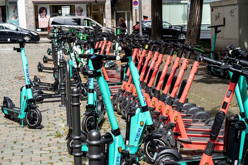 Electric scooters, e-scooters are parked in large numbers on the Burgmauer road, in front of Cologne Cathedral, legal parking area, partly signposted, Cologne, North Rhine-Westphalia, Germany, Europe