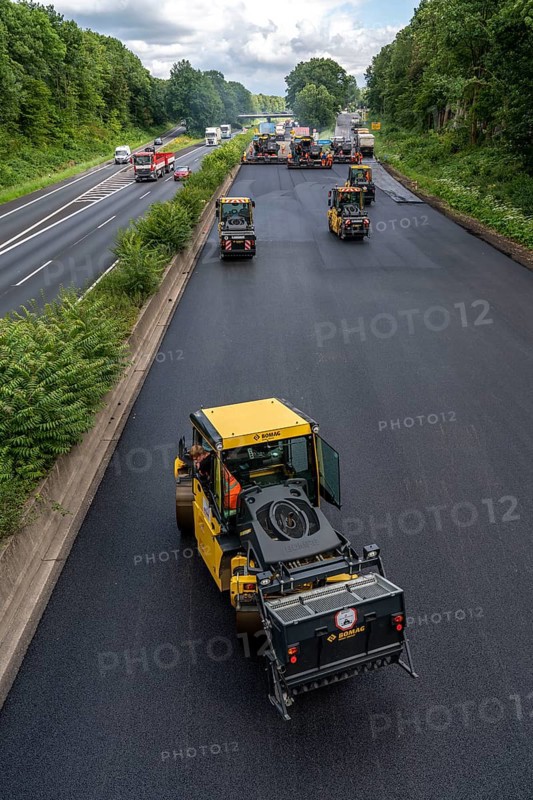 Renewal of the road surface on the A40 motorway between the Kaiserberg junction and Mülheim-Heißen, in the direction of Essen, over a length of 7.6 kilometres, with whisper asphalt, so-called open-pored asphalt, 10-day closure of the motorway, North Rhine-Westphalia, Germany, Europe