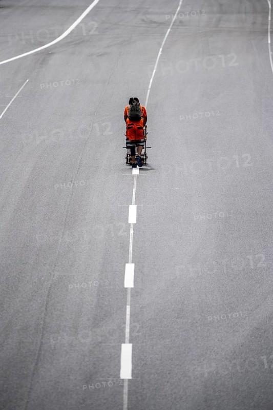 Marking work after the renewal of the road surface on the A40 motorway between the Kaiserberg junction and Mülheim-Heißen, in the direction of Essen, over a length of 7.6 kilometres, with whisper asphalt, so-called open-pored asphalt, 10-day closure of the motorway, North Rhine-Westphalia, Germany, Europe