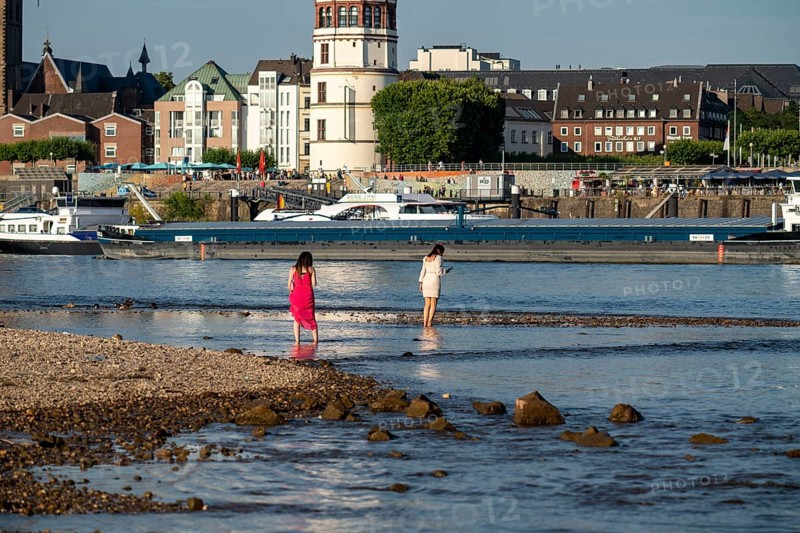 Rhine near Düsseldorf, extremely low water, Rhine level at 81 cm, tendency falling, after a long drought the left bank of the Rhine falls dry, near Düsseldorf Oberkassel, people chilling on the banks of the Rhine, Germany, Europe