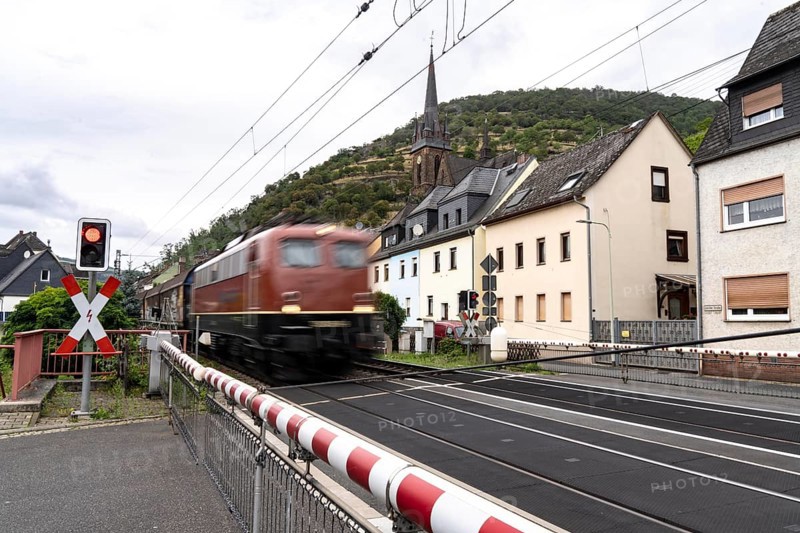 Upper Middle Rhine Valley, railway line on the right bank of the Rhine, goods train line, up to 400 freight trains run here within 24 hours, on both sides, through the Rhine Valley, directly through villages and close to buildings, level crossing, near the village of Lorch, Hesse, Germany, Europe