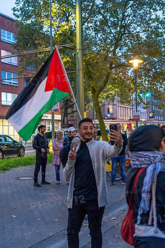 Demonstration by pro-Palestinian activists in Duisburg-Hochfeld, around 110 demonstrators marched through the neighbourhood justifying Hamas' attack against Israel, Duisburg, North Rhine-Westphalia, Germany, Europe