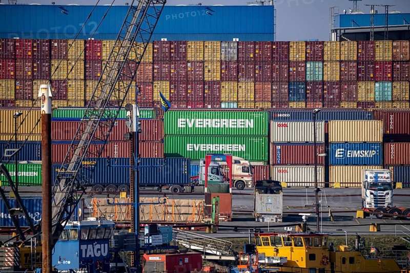 Container terminal in the seaport of Bremerhaven, Eurogate Container Terminal with almost 50 container gantry cranes, cranes, on a length of over 4 KM at the mouth of the Weser, straddle carriers bring the containers to and from the container ships, or store them between, Bremerhaven, Bremen, Germany, Europe