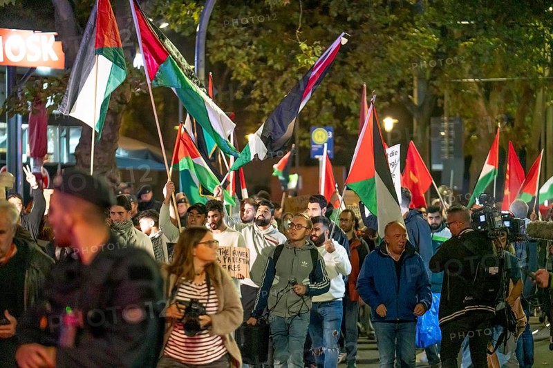 Demonstration by pro-Palestinian activists in Duisburg-Hochfeld, around 110 demonstrators marched through the neighbourhood justifying Hamas' attack against Israel, Duisburg, North Rhine-Westphalia, Germany, Europe